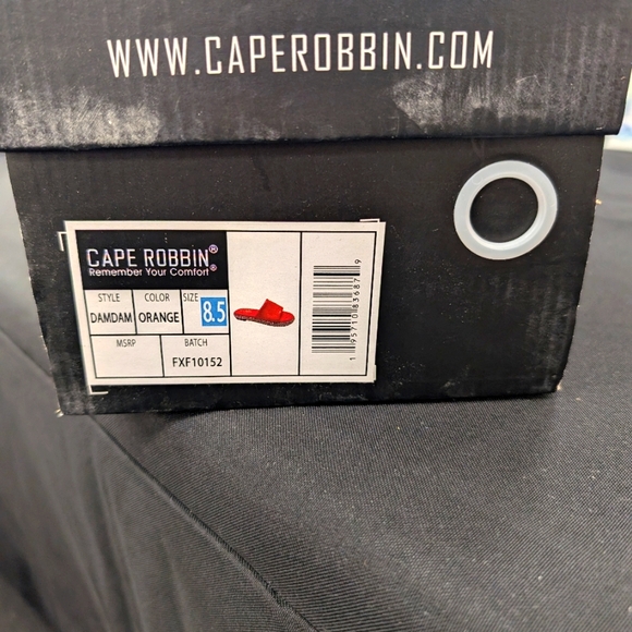 Cape Robbin Slides - Picture 2 of 5